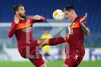 2020-11-05 - Leonardo Spinazzola of Roma (L) collides with his teammate Roger Ibanez during the UEFA Europa League, Group Stage, Group A football match between AS Roma and CFR Cluj on November 5, 2020 at Stadio Olimpico in Rome, Italy - Photo Federico Proietti / DPPI - AS ROMA VS CFR CLUJ - UEFA EUROPA LEAGUE - SOCCER
