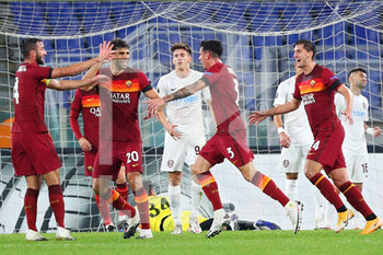 2020-11-05 - Roger Ibanez of Roma celebrates with his teammates after scoring 2-0 goal during the UEFA Europa League, Group Stage, Group A football match between AS Roma and CFR Cluj on November 5, 2020 at Stadio Olimpico in Rome, Italy - Photo Federico Proietti / DPPI - AS ROMA VS CFR CLUJ - UEFA EUROPA LEAGUE - SOCCER