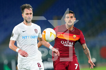 2020-11-05 - Damjan Dokovic of Cluj (L) and Lorenzo Pellegrini of Roma (R) in action during the UEFA Europa League, Group Stage, Group A football match between AS Roma and CFR Cluj on November 5, 2020 at Stadio Olimpico in Rome, Italy - Photo Federico Proietti / DPPI - AS ROMA VS CFR CLUJ - UEFA EUROPA LEAGUE - SOCCER