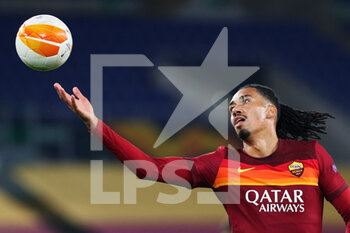 2020-11-05 - Chris Smalling of Roma jokes with the ball at the end of the UEFA Europa League, Group Stage, Group A football match between AS Roma and CFR Cluj on November 5, 2020 at Stadio Olimpico in Rome, Italy - Photo Federico Proietti / DPPI - AS ROMA VS CFR CLUJ - UEFA EUROPA LEAGUE - SOCCER