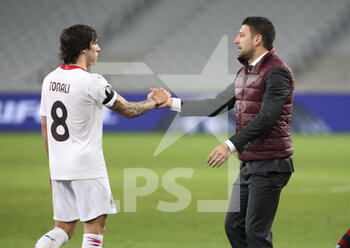 2020-11-26 - Sandro Tonali of AC Milan, coach of AC Milan Stefano Pioli following the UEFA Europa League, Group H football match between Lille OSC and AC Milan on November 26, 2020 at Pierre Mauroy stadium in Villeneuve-d'Ascq near Lille, France - Photo Jean Catuffe / DPPI - LILLE OSC VS AC MILAN - UEFA EUROPA LEAGUE - SOCCER