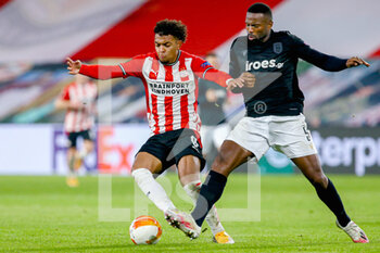 2020-11-26 - Donyell Malen of PSV, Fernando Varela of PAOK during the UEFA Europa League, Group E football match between PSV and PAOK on november 26, 2020 at Philips Stadion in Eindhoven, Netherlands - Photo Perry vd Leuvert / Orange Pictures / DPPI - PSV VS PAOK - UEFA EUROPA LEAGUE - SOCCER
