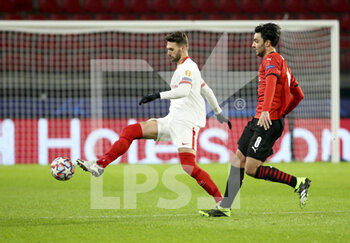 2020-12-08 - Sergi Gomez of Sevilla FC, Clement Grenier of Stade Rennais during the UEFA Champions League, Group E football match between Stade Rennais and Sevilla FC (FC Seville) on December 8, 2020 at Roazhon Park in Rennes, France - Photo Jean Catuffe / DPPI - STADE RENNAIS VS SEVILLA FC - UEFA EUROPA LEAGUE - SOCCER
