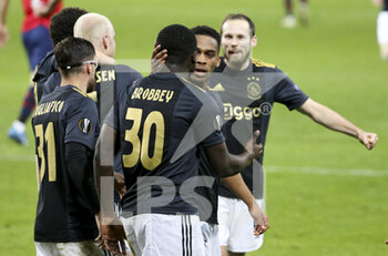 2021-02-18 - Brian Brobbey of Ajax celebrates his goal with teammates during the UEFA Europa League, round of 32, 1st leg football match between Lille OSC (LOSC) and AFC Ajax Amsterdam on February 18, 2021 at Stade Pierre Mauroy in Villeneuve-d'Ascq near Lille, France - Photo Jean Catuffe / DPPI - LILLE OSC (LOSC) AND AFC AJAX AMSTERDAM - UEFA EUROPA LEAGUE - SOCCER