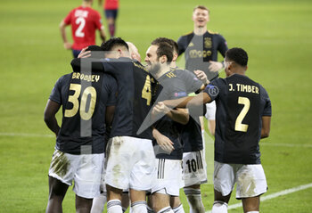 2021-02-18 - Brian Brobbey of Ajax (left) celebrates his goal with Daley Blind and teammates during the UEFA Europa League, round of 32, 1st leg football match between Lille OSC (LOSC) and AFC Ajax Amsterdam on February 18, 2021 at Stade Pierre Mauroy in Villeneuve-d'Ascq near Lille, France - Photo Jean Catuffe / DPPI - LILLE OSC (LOSC) AND AFC AJAX AMSTERDAM - UEFA EUROPA LEAGUE - SOCCER