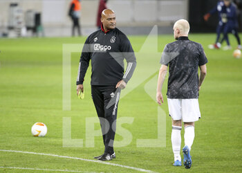 2021-02-18 - Assistant coach of Ajax Amsterdam Winston Bogarde during the warm up before the UEFA Europa League, round of 32, 1st leg football match between Lille OSC (LOSC) and AFC Ajax Amsterdam on February 18, 2021 at Stade Pierre Mauroy in Villeneuve-d'Ascq near Lille, France - Photo Jean Catuffe / DPPI - LILLE OSC (LOSC) AND AFC AJAX AMSTERDAM - UEFA EUROPA LEAGUE - SOCCER