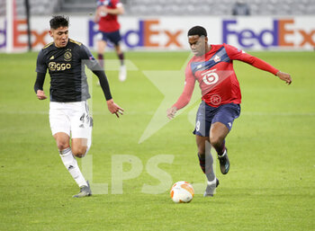 2021-02-18 - Jonathan David of Lille, Edson Alvarez of Ajax (left) during the UEFA Europa League, round of 32, 1st leg football match between Lille OSC (LOSC) and AFC Ajax Amsterdam on February 18, 2021 at Stade Pierre Mauroy in Villeneuve-d'Ascq near Lille, France - Photo Jean Catuffe / DPPI - LILLE OSC (LOSC) AND AFC AJAX AMSTERDAM - UEFA EUROPA LEAGUE - SOCCER