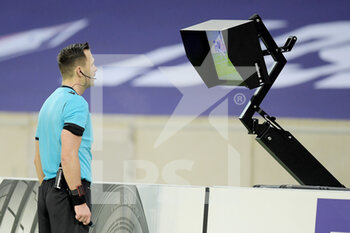 2021-02-18 - Referee Ivan Kruzliak consulting the VAR during the UEFA Europa League, round of 32, 1st leg football match between LOSC Lille and AFC Ajax on February 18, 2021 at Pierre Mauroy stadium in Villeneuve-d'Ascq near Lille, France - Photo Gerrit van Keulen / Orange Pictures / DPPI - LOSC LILLE AND AFC AJAX - UEFA EUROPA LEAGUE - SOCCER