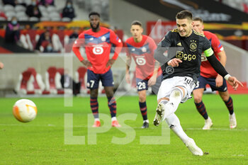 2021-02-18 - Dusan Tadic of Ajax scores a penalty 1-1 goal during the UEFA Europa League, round of 32, 1st leg football match between LOSC Lille and AFC Ajax on February 18, 2021 at Pierre Mauroy stadium in Villeneuve-d'Ascq near Lille, France - Photo Gerrit van Keulen / Orange Pictures / DPPI - LOSC LILLE AND AFC AJAX - UEFA EUROPA LEAGUE - SOCCER