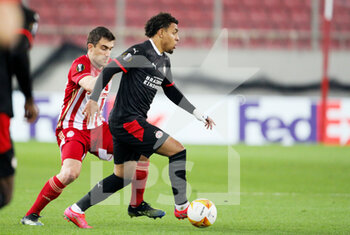 2021-02-18 - Sokratis Papastathopoulos of Olympiacos, Donyell Malen of PSV during the UEFA Europa League, round of 32, 1st leg football match between Olympiacos and PSV on February 18, 2021 at Stadio Georgios Karaiskakis in Piraeus, Greece - Photo Lato Klodian / Orange Pictures / DPPI - OLYMPIACOS AND PSV - UEFA EUROPA LEAGUE - SOCCER