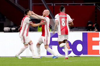 2021-02-25 - Davy Klaassen of Ajax celebrates his goal with Dusan Tadic during the UEFA Europa League, round of 32, 2nd leg football match between Ajax and Lille OSC on February 25, 2021 at Johan Cruijf Arena in Amsterdam, Netherlands - Photo Marcel ter Bals / Orange Pictures / DPPI - AJAX AND LILLE OSC - UEFA EUROPA LEAGUE - SOCCER