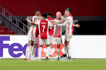 2021-02-25 - Davy Klaassen of Ajax celebrates his goal with teammates during the UEFA Europa League, round of 32, 2nd leg football match between Ajax and Lille OSC on February 25, 2021 at Johan Cruijf Arena in Amsterdam, Netherlands - Photo Marcel ter Bals / Orange Pictures / DPPI - AJAX AND LILLE OSC - UEFA EUROPA LEAGUE - SOCCER