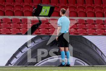 2021-02-25 - Referee William Collum checks the VAR during the UEFA Europa League, round of 32, 2nd leg football match between Ajax and Lille OSC on February 25, 2021 at Johan Cruijf Arena in Amsterdam, Netherlands - Photo Marcel ter Bals / Orange Pictures / DPPI - AJAX AND LILLE OSC - UEFA EUROPA LEAGUE - SOCCER