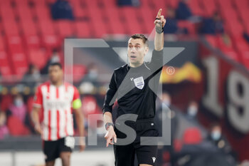 2021-02-25 - Referee Clement Turpin during the UEFA Europa League, round of 32, 2nd leg football match between PSV and Olympiacos on February 25, 2021 at PSV Stadion in Eindhoven, Netherlands - Photo Perry van de Leuvert / Orange Pictures / DPPI - PSV AND OLYMPIACOS - UEFA EUROPA LEAGUE - SOCCER