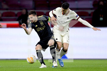 2021-04-08 - Dusan Tadic of Ajax, Roger Ibanez of AS Roma during the UEFA Europa League, quarter final, 1st leg football match between Ajax and AS Roma on April 8, 2021 at Johan Cruijff Arena in Amsterdam, Netherlands - Photo Gerrit van Keulen / Orange Pictures / DPPI - AJAX VS AS ROMA - UEFA EUROPA LEAGUE - SOCCER