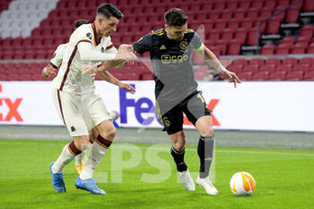 2021-04-08 - Roger Ibanez of AS Roma, Dusan Tadic of Ajax during the UEFA Europa League, quarter final, 1st leg football match between Ajax and AS Roma on April 8, 2021 at Johan Cruijff Arena in Amsterdam, Netherlands - Photo Gerrit van Keulen / Orange Pictures / DPPI - AJAX VS AS ROMA - UEFA EUROPA LEAGUE - SOCCER