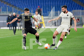 2021-04-15 - Dusan Tadic of AFC Ajax and Bryan Cristante of AS Roma seen in action during the UEFA Europa League Quarter Finals football match between AS Roma and AFC Ajax at the Olimpic Stadium in Rome. - AS ROMA VS AFC AJAX - UEFA EUROPA LEAGUE - SOCCER