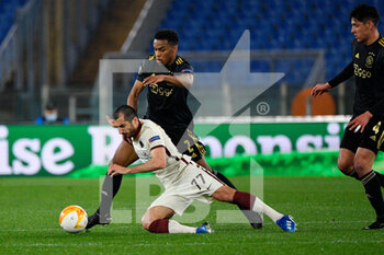 2021-04-15 - Jordan Veretout of AS Roma and Jurrien Timber of AFC Ajax seen in action during the UEFA Europa League Quarter Finals football match between AS Roma and AFC Ajax at the Olimpic Stadium in Rome. - AS ROMA VS AFC AJAX - UEFA EUROPA LEAGUE - SOCCER