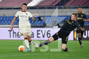 2021-04-15 - Roger Ibanez of AS Roma and Peer Schuurs of AFC Ajax seen in action during the UEFA Europa League Quarter Finals football match between AS Roma and AFC Ajax at the Olimpic Stadium in Rome. - AS ROMA VS AFC AJAX - UEFA EUROPA LEAGUE - SOCCER