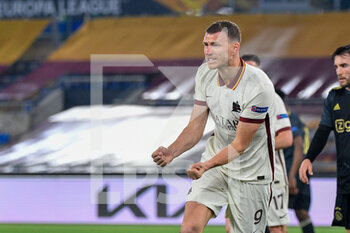 2021-04-15 - Edin Dzeko of AS Roma celebrates after scoring goal 1-1 seen in action during the UEFA Europa League Quarter Finals football match between AS Roma and AFC Ajax at the Olimpic Stadium in Rome. - AS ROMA VS AFC AJAX - UEFA EUROPA LEAGUE - SOCCER