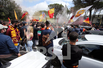 2021-04-28 - 28/04/2021, MANY FANS HAPPY ON PIAZZALE DINO VIOLA IN TRIGORIA WAITING FOR THE RELEASE OF THE ROME BUS TO INCITE THEIR BENIAMINI DEPARTING FOR MANCHESTER WHERE TOMORROW WILL MEET THE UNITED FOR THE FIRST ROUND OF THE EUROPA LEAGUE SEMIFINAL.  - PARTENZA DEL PULLMAN DELLA ROMA DA TRIGORIA - UEFA EUROPA LEAGUE - SOCCER