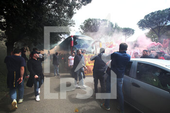 2021-04-28 - 28/04/2021, MANY FANS HAPPY ON PIAZZALE DINO VIOLA IN TRIGORIA WAITING FOR THE RELEASE OF THE ROME BUS TO INCITE THEIR BENIAMINI DEPARTING FOR MANCHESTER WHERE TOMORROW WILL MEET THE UNITED FOR THE FIRST ROUND OF THE EUROPA LEAGUE SEMIFINAL.  - PARTENZA DEL PULLMAN DELLA ROMA DA TRIGORIA - UEFA EUROPA LEAGUE - SOCCER