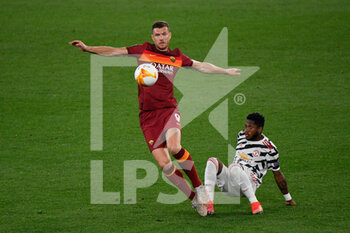 2021-05-06 - Edin Dzeko of AS Roma and Fred of Manchester United seen in action during the UEFA Europa League Quarter Finals football match between AS Roma and Manchester United at the Olimpic Stadium in Rome. - AS ROMA VS MANCHESTER UNITED - UEFA EUROPA LEAGUE - SOCCER