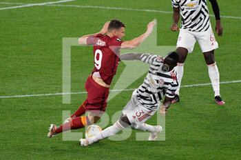 2021-05-06 - Eric Bailly of Manchester United and Edin Dzeko of AS Roma seen in action during the UEFA Europa League Quarter Finals football match between AS Roma and Manchester United at the Olimpic Stadium in Rome. - AS ROMA VS MANCHESTER UNITED - UEFA EUROPA LEAGUE - SOCCER