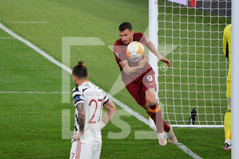 2021-05-06 - Edin Dzeko of AS Roma seen in action during the UEFA Europa League Quarter Finals football match between AS Roma and Manchester United at the Olimpic Stadium in Rome. - AS ROMA VS MANCHESTER UNITED - UEFA EUROPA LEAGUE - SOCCER