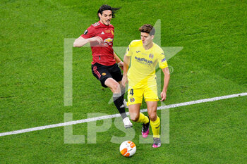 2021-05-26 - Edinson Cavani of Manchester United battles for posession with Pau Torres of Villarreal CF during the UEFA Europa League, Final football match between Villarreal CF and Manchester United on May 26, 2021 at Stadion Energa Gdansk in Gdansk, Poland - Photo Pablo Morano / Orange Pictures / DPPI - FINAL - VILLARREAL CF VS MANCHESTER UNITED - UEFA EUROPA LEAGUE - SOCCER