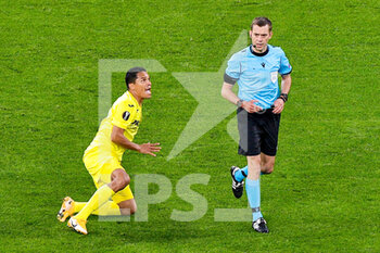 2021-05-26 - Carlos Bacca of Villarreal CF and referee Clement Turpin during the UEFA Europa League, Final football match between Villarreal CF and Manchester United on May 26, 2021 at Stadion Energa Gdansk in Gdansk, Poland - Photo Pablo Morano / Orange Pictures / DPPI - FINAL - VILLARREAL CF VS MANCHESTER UNITED - UEFA EUROPA LEAGUE - SOCCER