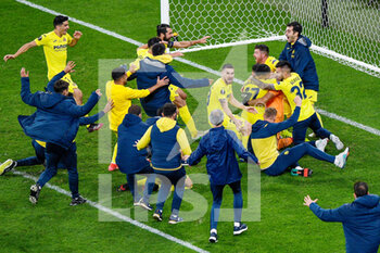 2021-05-26 - Goalkeeper Geronimo Rulli of Villarreal CF celebrates the win with teammates after the penalty shoot-out during the UEFA Europa League, Final football match between Villarreal CF and Manchester United on May 26, 2021 at Stadion Energa Gdansk in Gdansk, Poland - Photo Pablo Morano / Orange Pictures / DPPI - FINAL - VILLARREAL CF VS MANCHESTER UNITED - UEFA EUROPA LEAGUE - SOCCER