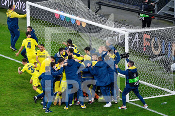 2021-05-26 - Goalkeeper Geronimo Rulli of Villarreal CF celebrates the win with teammates after the penalty shoot-out during the UEFA Europa League, Final football match between Villarreal CF and Manchester United on May 26, 2021 at Stadion Energa Gdansk in Gdansk, Poland - Photo Pablo Morano / Orange Pictures / DPPI - FINAL - VILLARREAL CF VS MANCHESTER UNITED - UEFA EUROPA LEAGUE - SOCCER