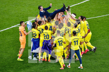 2021-05-26 - Team of Villarreal CF celebrating the win of the UEFA Europa League with coach Unai Emery of Villarreal CF after the UEFA Europa League, Final football match between Villarreal CF and Manchester United on May 26, 2021 at Stadion Energa Gdansk in Gdansk, Poland - Photo Pablo Morano / Orange Pictures / DPPI - FINAL - VILLARREAL CF VS MANCHESTER UNITED - UEFA EUROPA LEAGUE - SOCCER
