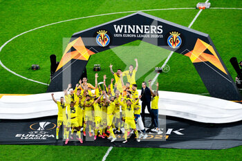 2021-05-26 - Mario and Raul Albiol of Villarreal CF lift the UEFA Europa League Trophy as their team mates celebrate following victory during the UEFA Europa League, Final football match between Villarreal CF and Manchester United on May 26, 2021 at Stadion Energa Gdansk in Gdansk, Poland - Photo Pablo Morano / Orange Pictures / DPPI - FINAL - VILLARREAL CF VS MANCHESTER UNITED - UEFA EUROPA LEAGUE - SOCCER