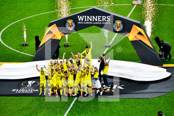 2021-05-26 - Mario and Raul Albiol of Villarreal CF lift the UEFA Europa League Trophy as their team mates celebrate following victory during the UEFA Europa League, Final football match between Villarreal CF and Manchester United on May 26, 2021 at Stadion Energa Gdansk in Gdansk, Poland - Photo Pablo Morano / Orange Pictures / DPPI - FINAL - VILLARREAL CF VS MANCHESTER UNITED - UEFA EUROPA LEAGUE - SOCCER