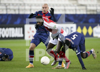 09/02/2021 - Boulaye Dia of Reims between Jaba Kankava and Emmanuel Ntim of Valenciennes during the French Cup, round of 64 football match between Stade de Reims and Valenciennes FC on February 9, 2021 at Auguste Delaune stadium in Reims, France - Photo Jean Catuffe / DPPI - STADE DE REIMS AND VALENCIENNES FC - FRENCH CUP - CALCIO