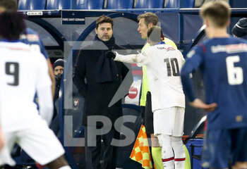 2021-02-10 - Neymar Jr of PSG talks with coach of PSG Mauricio Pochettino during the French Cup, round of 64 football match between Stade Malherbe de Caen (SM Caen) and Paris Saint-Germain (PSG) on February 10, 2021 at Stade Michel d'Ornano in Caen, France - Photo Jean Catuffe / DPPI - STADE MALHERBE DE CAEN (SM CAEN) AND PARIS SAINT-GERMAIN (PSG) - FRENCH CUP - SOCCER