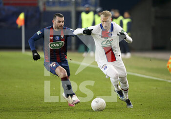 2021-02-10 - Mitchel Bakker of PSG, Yoann Court of Caen (left) during the French Cup, round of 64 football match between Stade Malherbe de Caen (SM Caen) and Paris Saint-Germain (PSG) on February 10, 2021 at Stade Michel d'Ornano in Caen, France - Photo Jean Catuffe / DPPI - STADE MALHERBE DE CAEN (SM CAEN) AND PARIS SAINT-GERMAIN (PSG) - FRENCH CUP - SOCCER
