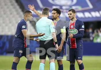 2021-05-19 - Kylian Mbappe, Marquinhos, Mauro Icardi of PSG argue with referee Francois Letexier during the French Cup Final football match between AS Monaco (ASM) and Paris Saint-Germain PSG on May 19, 2021 at Stade de France in Saint-Denis near Paris, France - Photo Jean Catuffe / DPPI - FINAL - AS MONACO (ASM) VS PARIS SAINT-GERMAIN PSG - FRENCH CUP - SOCCER