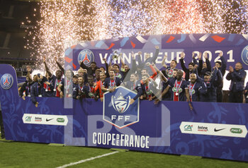 19/05/2021 - Players of PSG celebrate the victory during the trophy ceremony following the French Cup Final football match between AS Monaco (ASM) and Paris Saint-Germain PSG on May 19, 2021 at Stade de France in Saint-Denis near Paris, France - Photo Jean Catuffe / DPPI - FINAL - AS MONACO (ASM) VS PARIS SAINT-GERMAIN PSG - FRENCH CUP - CALCIO