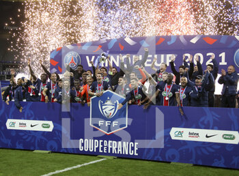 2021-05-19 - Players of PSG celebrate during the trophy ceremony following the French Cup Final football match between AS Monaco (ASM) and Paris Saint-Germain PSG on May 19, 2021 at Stade de France in Saint-Denis near Paris, France - Photo Jean Catuffe / DPPI - FINAL - AS MONACO (ASM) VS PARIS SAINT-GERMAIN PSG - FRENCH CUP - SOCCER