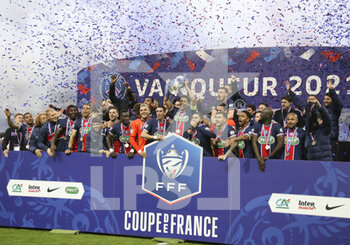2021-05-19 - Players of PSG celebrate during the trophy ceremony following the French Cup Final football match between AS Monaco (ASM) and Paris Saint-Germain PSG on May 19, 2021 at Stade de France in Saint-Denis near Paris, France - Photo Jean Catuffe / DPPI - FINAL - AS MONACO (ASM) VS PARIS SAINT-GERMAIN PSG - FRENCH CUP - SOCCER