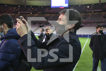 19/05/2021 - Sporting Director of PSG Leonardo Araujo takes pictures of his players during the trophy ceremony following the French Cup Final football match between AS Monaco (ASM) and Paris Saint-Germain PSG on May 19, 2021 at Stade de France in Saint-Denis near Paris, France - Photo Jean Catuffe / DPPI - FINAL - AS MONACO (ASM) VS PARIS SAINT-GERMAIN PSG - FRENCH CUP - CALCIO
