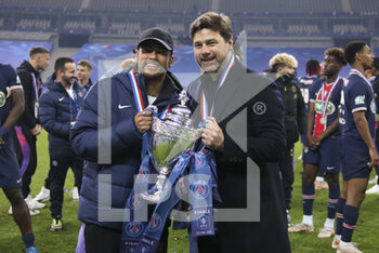 2021-05-19 - Neymar Jr of PSG, coach of PSG Mauricio Pochettino celebrate the victory following the French Cup Final football match between AS Monaco (ASM) and Paris Saint-Germain PSG on May 19, 2021 at Stade de France in Saint-Denis near Paris, France - Photo Jean Catuffe / DPPI - FINAL - AS MONACO (ASM) VS PARIS SAINT-GERMAIN PSG - FRENCH CUP - SOCCER