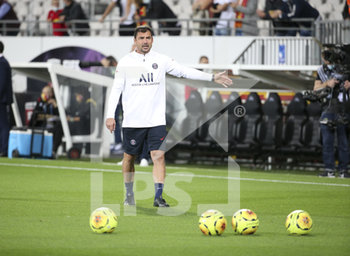 2020-09-10 - Assistant coach of PSG Zsolt Low during the warm up before the French championship Ligue 1 football match between RC Lens (Racing Club de Lens) and Paris Saint-Germain (PSG) on September 10, 2020 at Stade Felix Bollaert in Lens, France - Photo Juan Soliz / DPPI - RC LENS (RACING CLUB DE LENS) VS PARIS SAINT-GERMAIN (PSG) - FRENCH LIGUE 1 - SOCCER