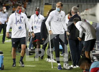 2020-09-10 - Coach of PSG Thomas Tuchel, assistant coach of PSG Arno Michels (left) during the French championship Ligue 1 football match between RC Lens (Racing Club de Lens) and Paris Saint-Germain (PSG) on September 10, 2020 at Stade Felix Bollaert in Lens, France - Photo Juan Soliz / DPPI - RC LENS (RACING CLUB DE LENS) VS PARIS SAINT-GERMAIN (PSG) - FRENCH LIGUE 1 - SOCCER