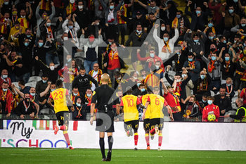 2020-09-10 - Ignatius Ganago of Lens celebrate his goal with teammates and the supporters during the French championship Ligue 1 football match between RC Lens and Paris Saint-Germain on September 10, 2020 at Bollaert stadium in Lens, France - Photo Matthieu Mirville / DPPI - RC LENS (RACING CLUB DE LENS) VS PARIS SAINT-GERMAIN (PSG) - FRENCH LIGUE 1 - SOCCER