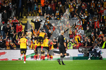 2020-09-10 - Ignatius Ganago of Lens celebrate his goal with teammates and the supporters during the French championship Ligue 1 football match between RC Lens and Paris Saint-Germain on September 10, 2020 at Bollaert stadium in Lens, France - Photo Matthieu Mirville / DPPI - RC LENS (RACING CLUB DE LENS) VS PARIS SAINT-GERMAIN (PSG) - FRENCH LIGUE 1 - SOCCER