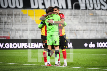2020-09-10 - The team of RC LENS celebrate the victory during the French championship Ligue 1 football match between RC Lens and Paris Saint-Germain on September 10, 2020 at Bollaert stadium in Lens, France - Photo Matthieu Mirville / DPPI - RC LENS (RACING CLUB DE LENS) VS PARIS SAINT-GERMAIN (PSG) - FRENCH LIGUE 1 - SOCCER